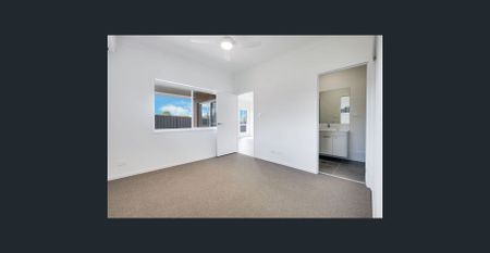 NEAR NEW - AMAZING LOCATION 3 BEDROOM DUPLEX - Photo 4