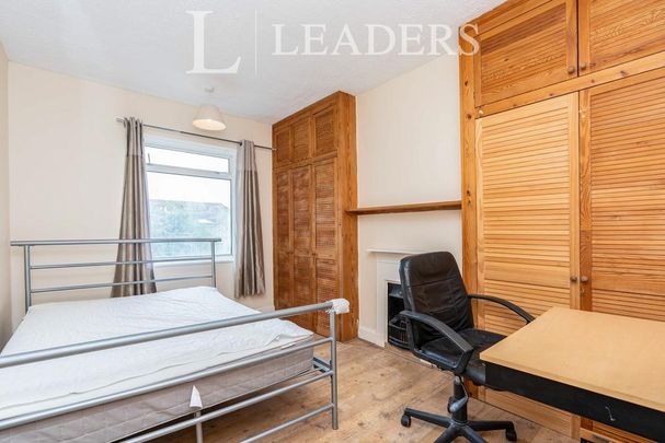 4 bedroom semi-detached house to rent - Photo 1