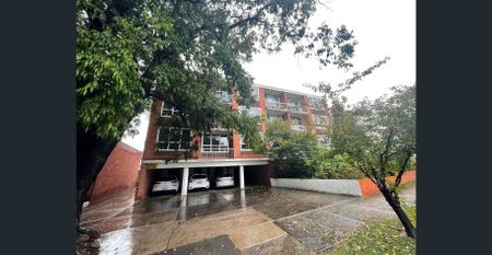 Comfortable & Conveniently Located Apartment - Photo 3