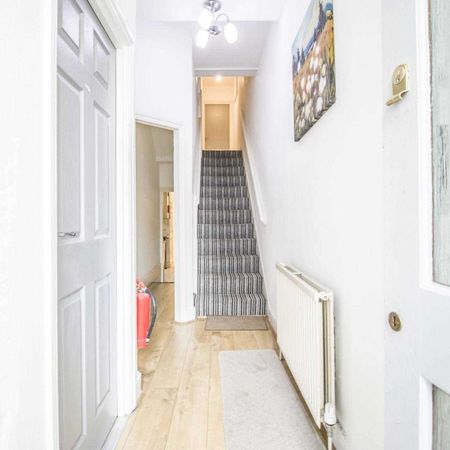 Price £800 pcm - Available Now - Furnished - Photo 3