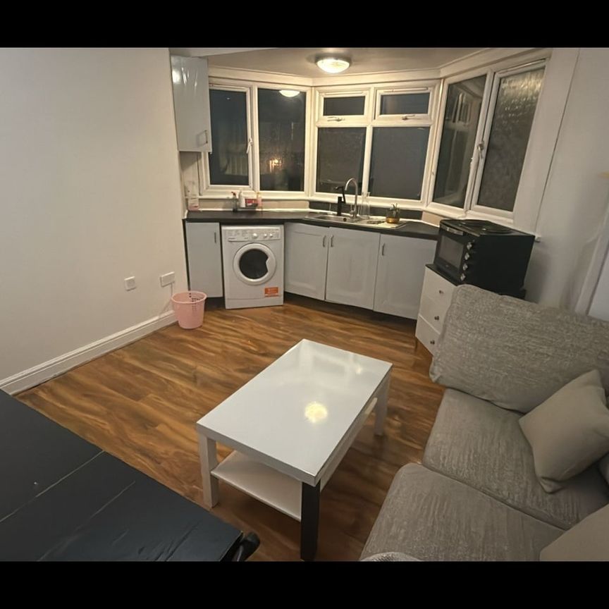 1 Bed Flat, North End Road, NW11 - Photo 1