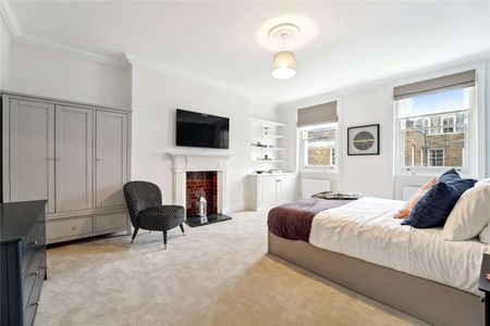 An impressive 3 bedroom duplex apartment set on the third & fourth floors of this period Georgian conversion. - Photo 5