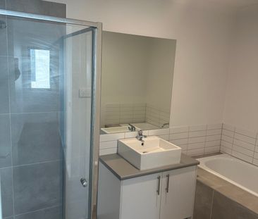 Cranbourne East - Photo 2