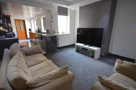 3 bedroom Terraced House To Let - Photo 4