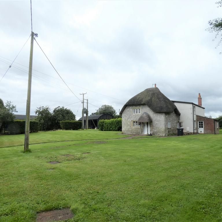 2 bedroom character property to rent - Photo 1