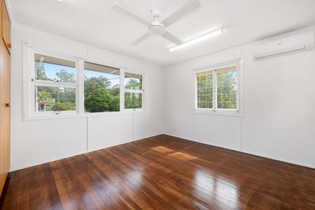 CHARMING HOME IN PRIME MOUNT GRAVATT LOCATION - Photo 2