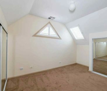 “Beautifully Appointed Townhouse, Easy-care and convenient Hills li... - Photo 3