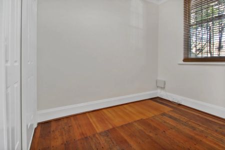 Location & lifestyle - Photo 5