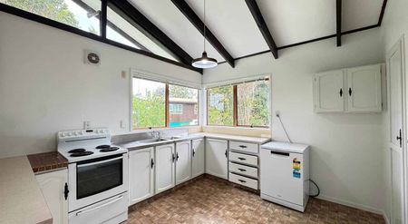 FANTASTIC THREE BEDROOM!! - Photo 5