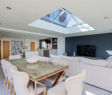5 bedroom detached house to rent - Photo 2