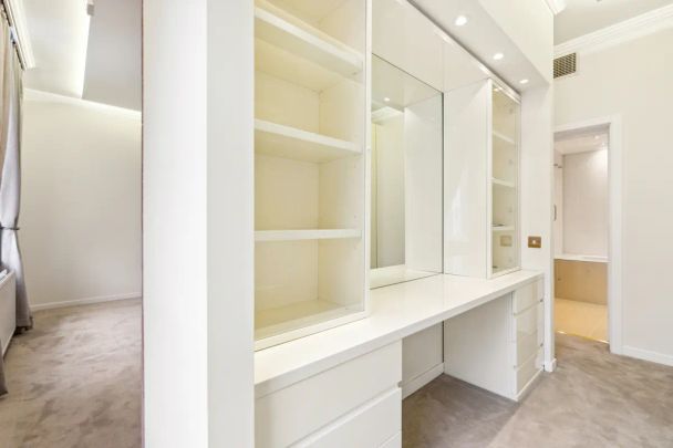 4 bedroom flat in Holland Park - Photo 1