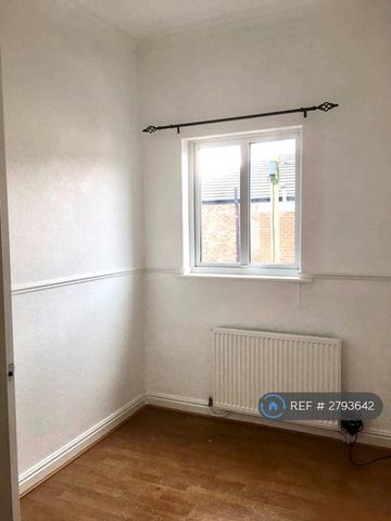 2 bedroom terraced house to rent - Photo 2