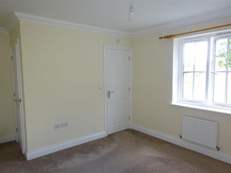4 bedroom link detached house to rent - Photo 4
