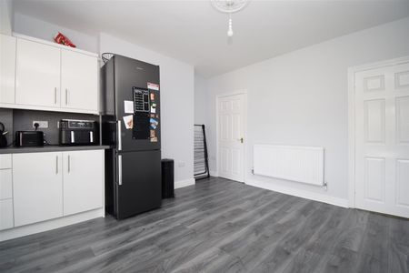 New Road, Middlestown, Wakefield - Photo 2