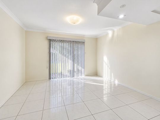 Stylish 3 Bedroom Townhouse with Stair Lift – Comfort&comma; Convenience & Easy Living&excl; - Photo 1