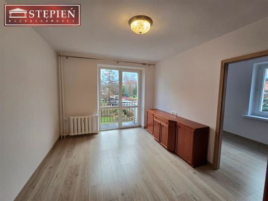 DOSKONALE ZLOKALIZOWANE MIESZKANIE NA PIERWSZYM PIĘTRZE W ZIELONYM CENTRUM JELENIEJ GÓRY. - Zdjęcie 1