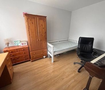 Saxon Avenue, Feltham, TW13 5JL - Photo 2
