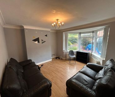 4 bedroom semi-detached house to rent - Photo 2