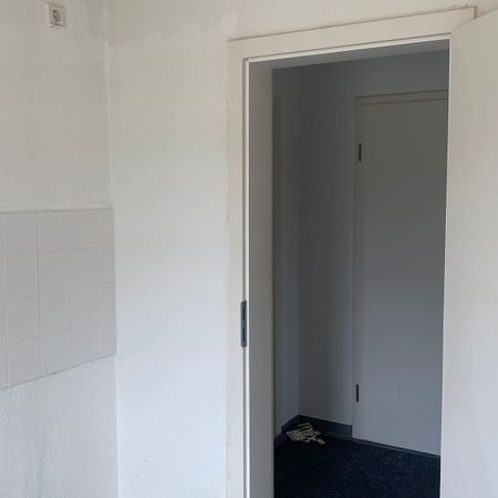 - 3 - Raumwohnung und Aussenstellplatz in Pirna, ALLES NEU, Erstbezug - Photo 3