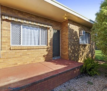 Lovely, cosy two bedroom brick unit situated in a quiet duplex! - Photo 2