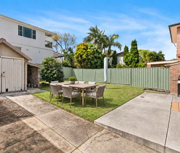 Charming Two-Bedroom Home Opposite the Park with Kogarah Bay Views - Photo 5