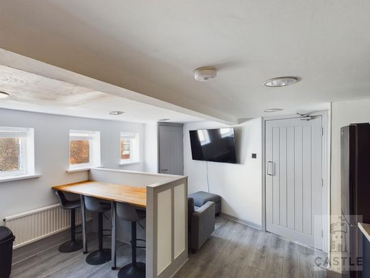 6 bedroom house of multiple occupation to rent - Photo 1