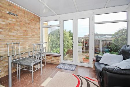 4 bedroom terraced house to rent - Photo 2