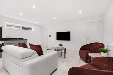 4 bedroom detached house to rent - Photo 2