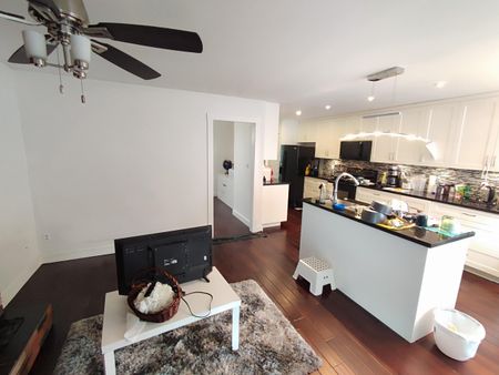 Cozy Three Bedroom Rancher - Photo 4