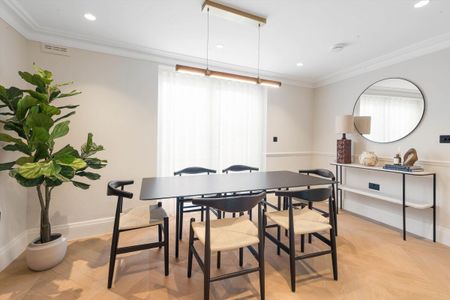 A beautifully presented three bedroom house to rent in the heart of Belgravia, SW1. - Photo 2
