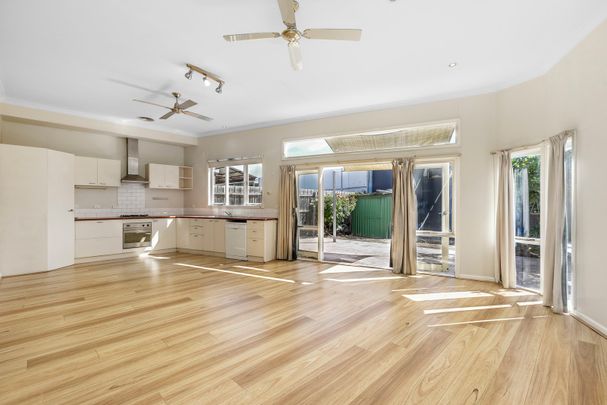 Comfort and Convenience in Yarraville: Stunning 3-Bedroom Home with Outdoor Space - Photo 1