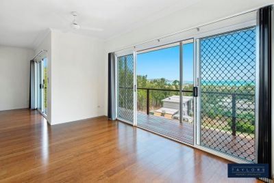 Light & Bright 4 Bedroom Home with Beautiful Sea Views - Photo 4