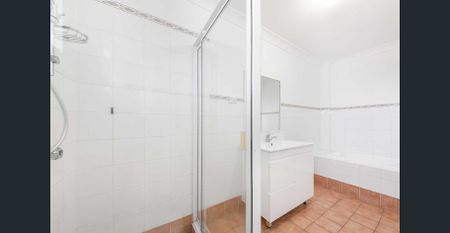 Immaculate, Oversized & Modern 3 bedroom Townhouse! - Photo 4