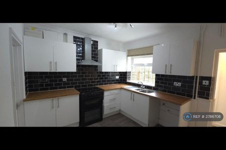 2 bedroom semi-detached house to rent - Photo 4