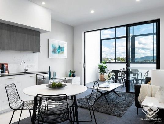 Modern Apartment with Enclosed Balcony and Rooftop City Views â Available Now! - Photo 1