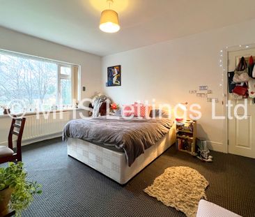 4 Bedroom Semi-Detached House for rent in Dennistead Crescent - Photo 2
