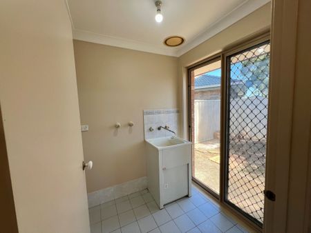 Cosy Three Bedroom Home with Generous Backyard - Photo 5