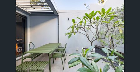 Immaculately renovated 3-level terrace in wide leafy setting - Photo 5