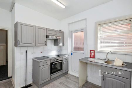2 bedroom apartment to rent 50 Gains Road, Southsea, PO4 - Photo 2