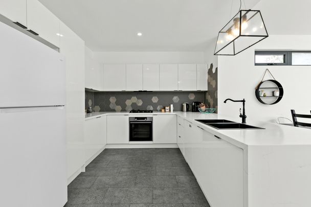 Fully Furnished Home in East Geelong! - Photo 1