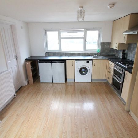 Kingsbridge Crescent, Southall - Photo 3