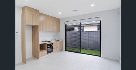 Spacious Duplex - Ducted Air - Photo 4