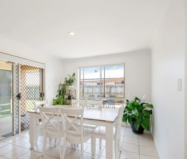 MODERN 4 BEDS, 2 LIVING IN THABEBAN! - Photo 4