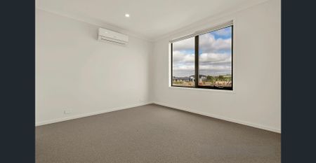 Modern Three-Bedroom Townhouse in a Prime Craigieburn Location! - Photo 4