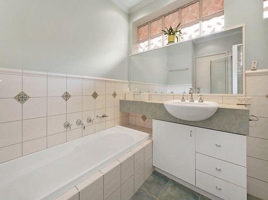 2-bedroom unit in great location - short-term lease available - Photo 1