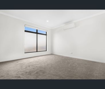 1 Seve Walk, Clyde North, Vic 3978 - Photo 3