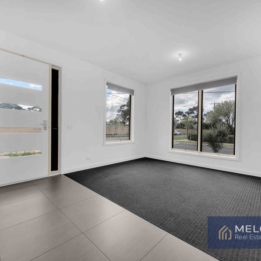 Luxurious Corner townhouse - Photo 1