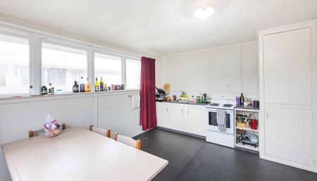 Roslyn - 4 Bedrooms - Photo 4