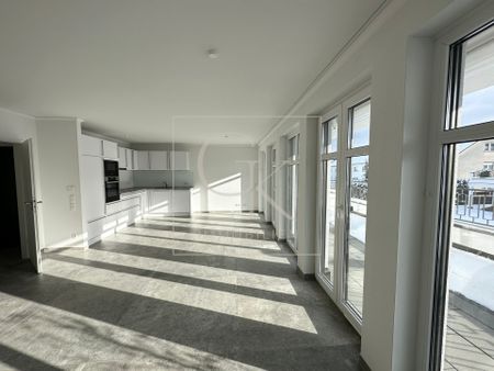 Stilvolle 4,5-Zimmer-Wohnung mit 2 Terrassen & 2 Stellplätzen - Photo 2