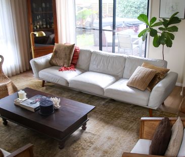 Large 3 Bedroom Duplex with Double Car Garage - Photo 4